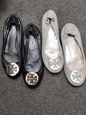 Tory Burch Logo Ballet Flats in Black Leather and Light Gray Textile